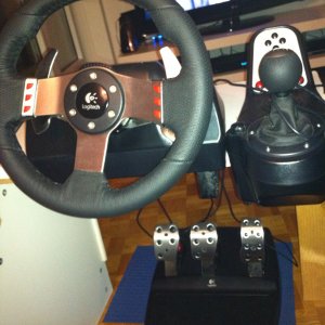 Logitech G27 Racing Wheel in Edelmetall und Leder für GT5.