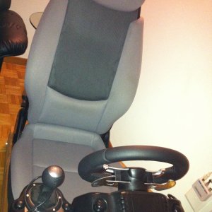 Originaler Smart-Autositz (verstellbar), mit Holzrahmemontur für Logitech G27 Racing Wheel.