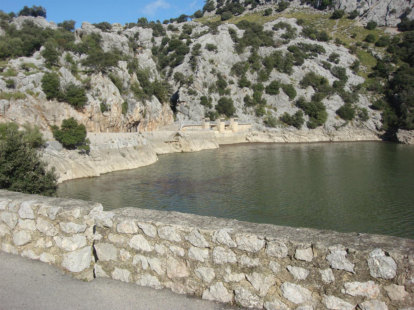 Ein Stausee mitten in den Bergen.