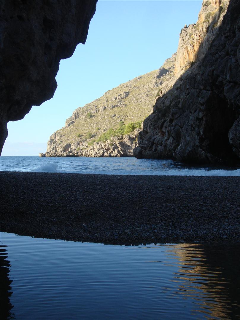 Strand von Sa Calobra. Die Strecke dorthin ist eine der aufegendsten in ganz Europa. Entworfen von einem Architekten.