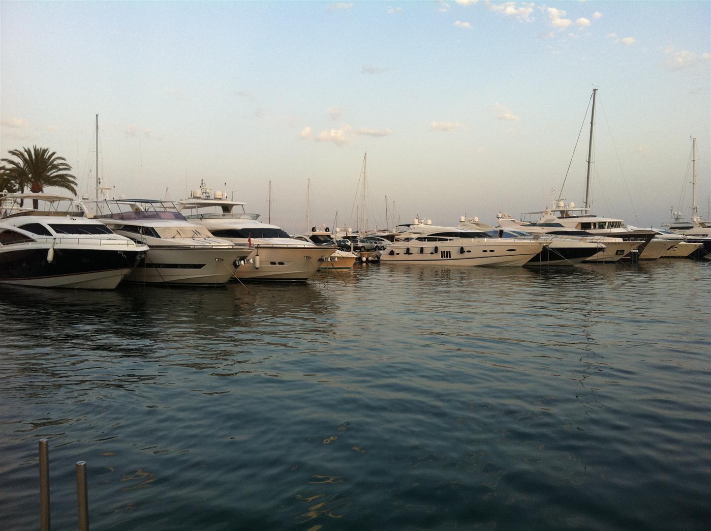 Ein paar Boote.