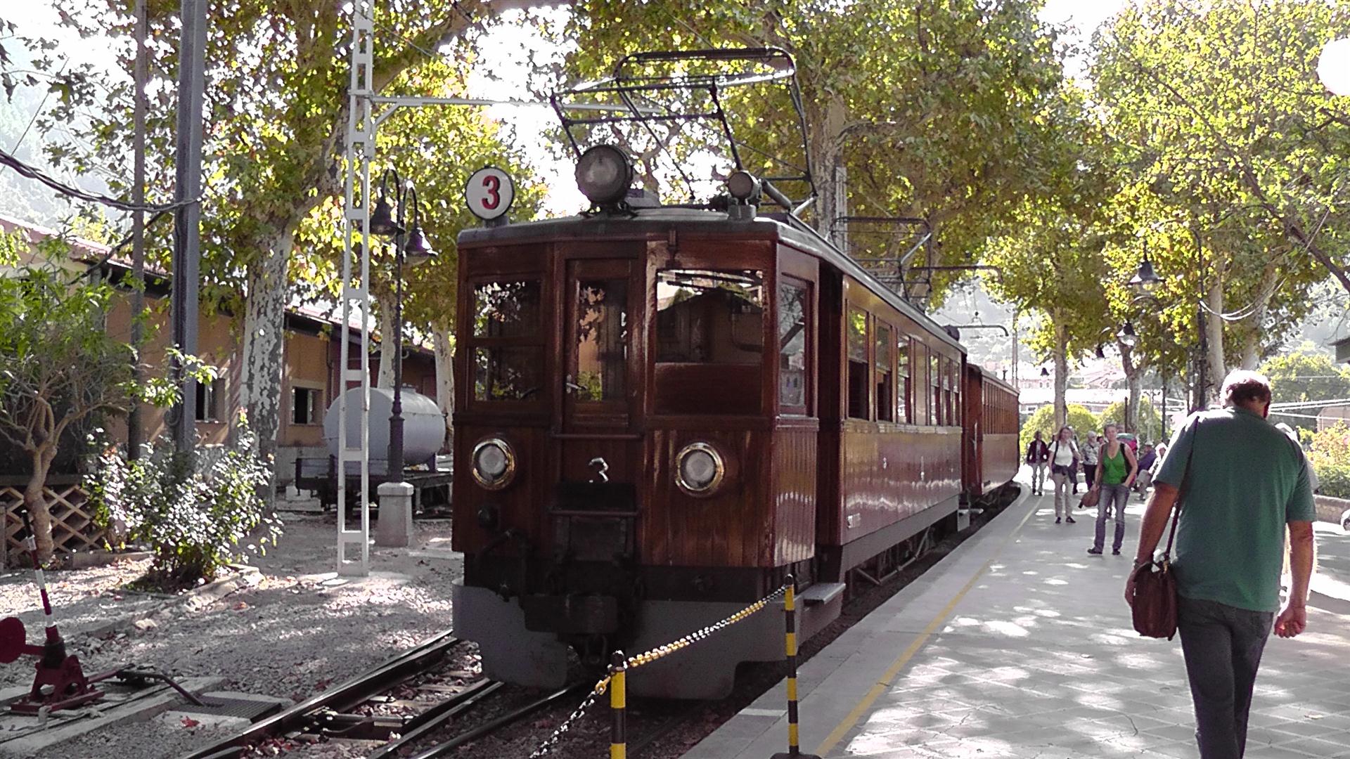 Der Rote Blitz, so nennen sie die Bahn von Palma nach Soller. Fahrt dauert ca. 1 Stunde.