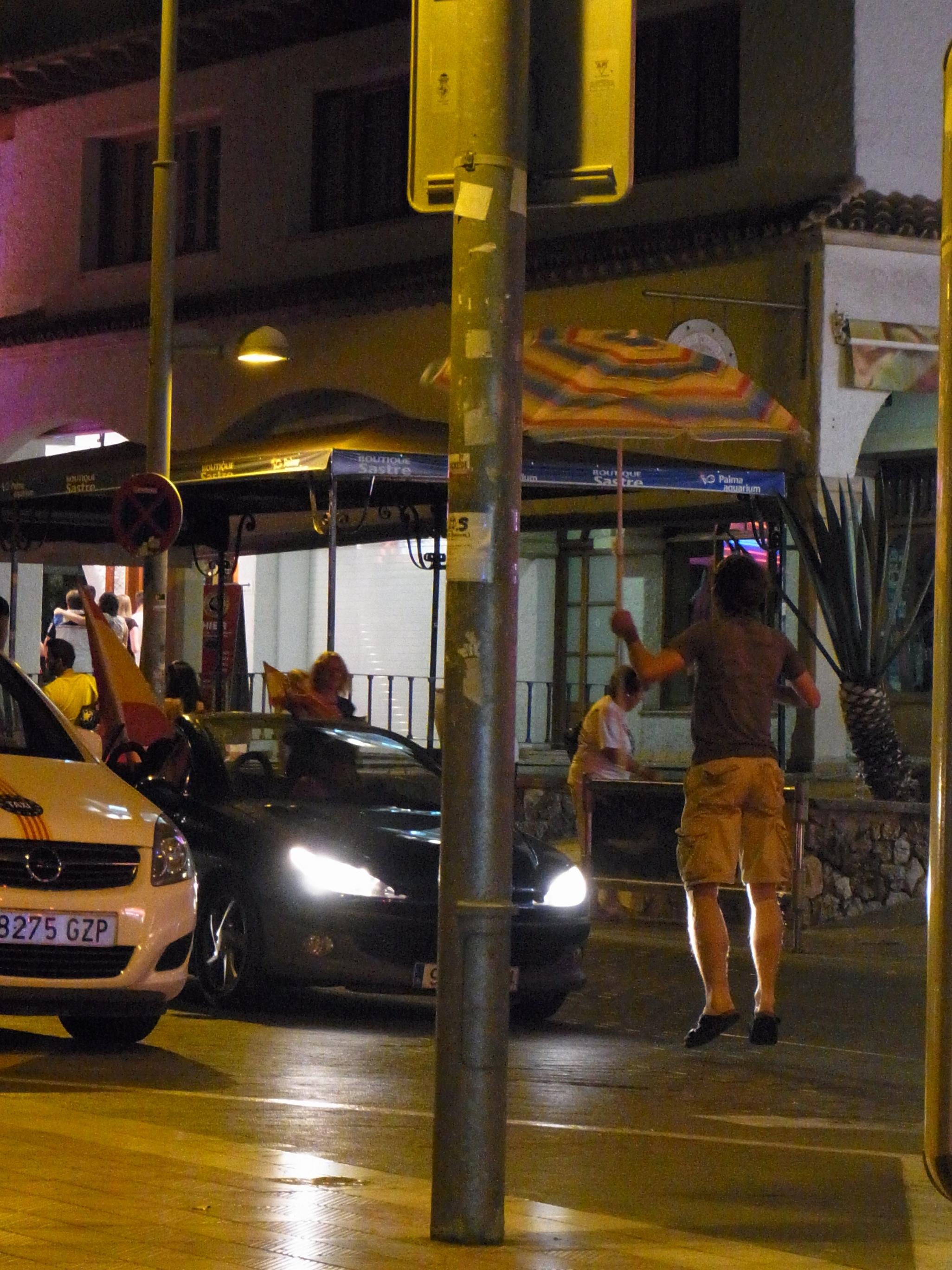 Vielleicht bringen die ihn ja nach Ibiza?! ;)