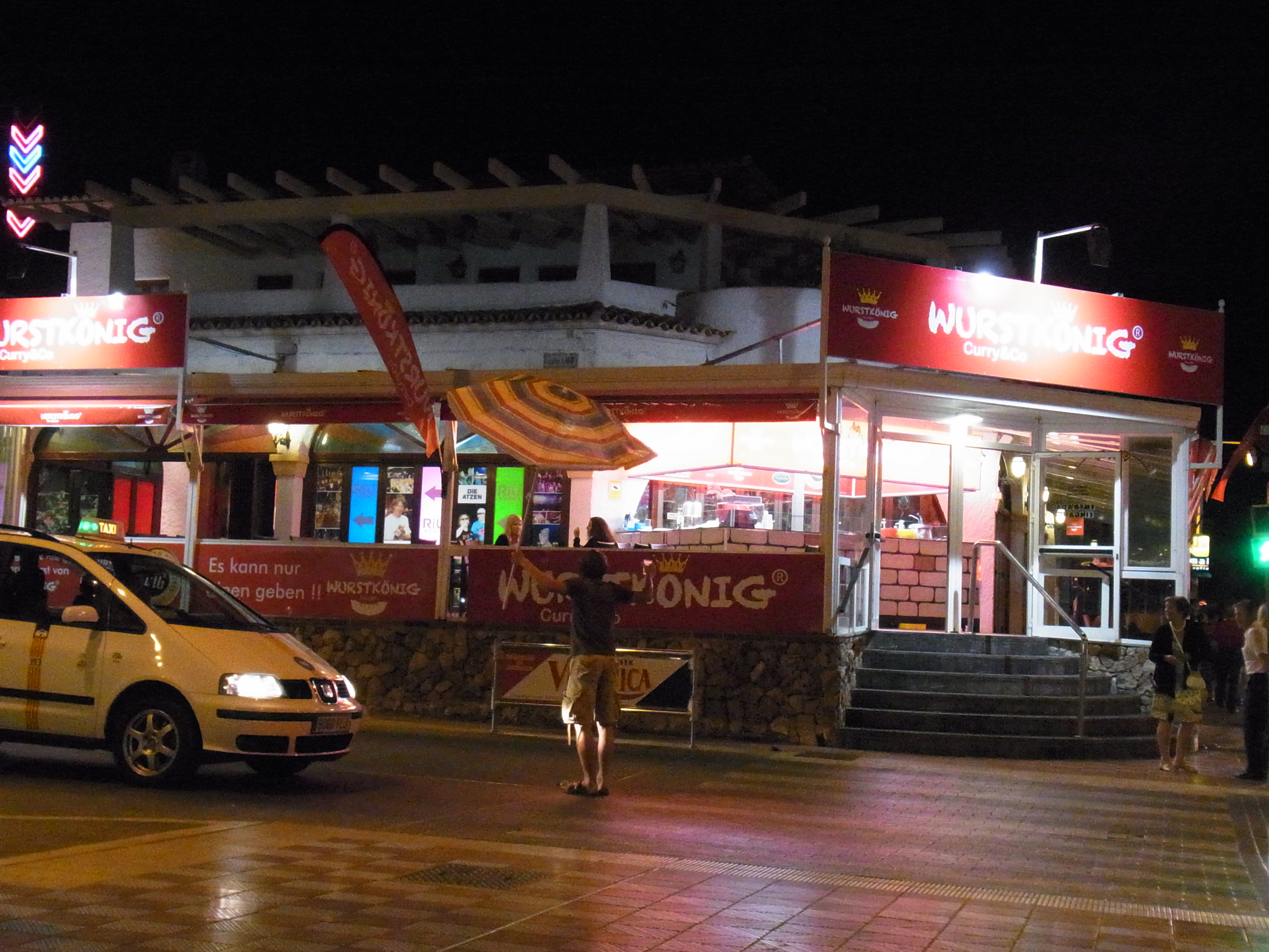 Er wollte nach Ibiza. Ich habe leider nicht mehr verstanden, was es mit dem Sonnenschirm auf sich hat, dafür war er schon zu alkoholisiert. ;)