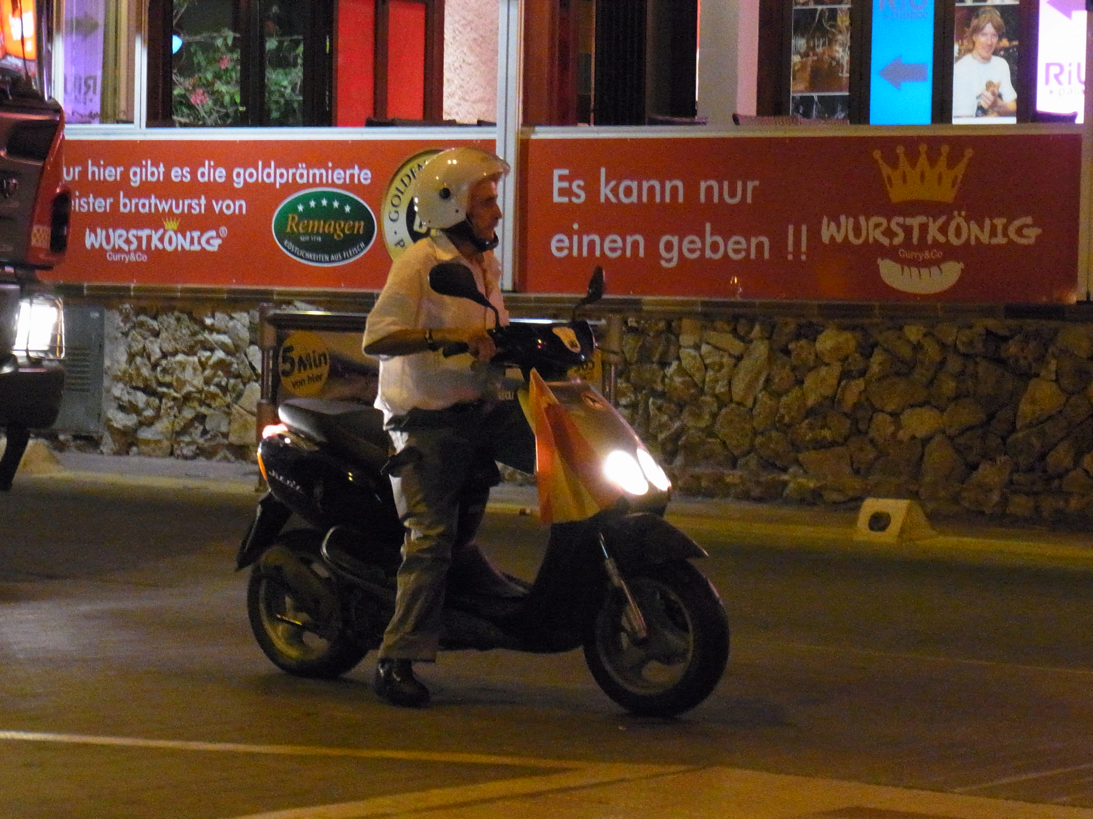 Auch Opi freut sich auf seinem Roller. :)