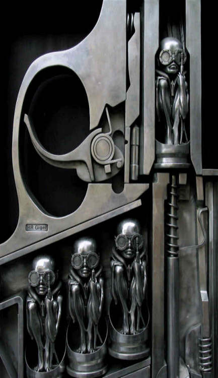 H.R.Giger Schweizer Maler, Bildhauer, LP & CD Cover-Designer, Film-Design etc. etc.
Bereits in den 70er Jahre hatte er seine bekannteste Figur "ALIEN"