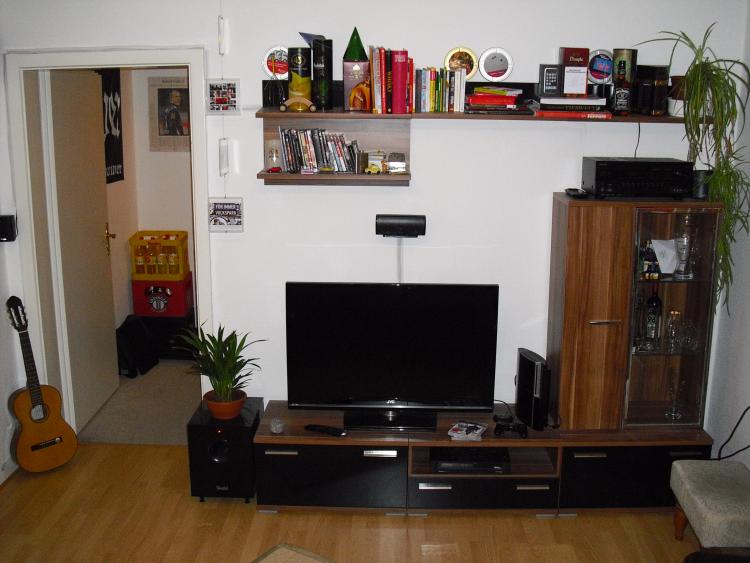 Mein Equitment: 
LCD: JVC LT-42A90BU
AV-Receiver: Onkyo TX-SR607
Lautsprechersystem: Teufel Kompakt 30
Playstation 3 60 GB
Logitech Harmony One + PS3 