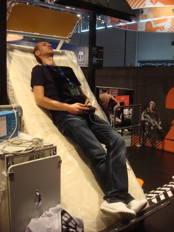 Developr testet, wie es sich in einem Krankenbett so spielt. "Saubequem" aber bei infamous 2 auch kein Wunder ;).