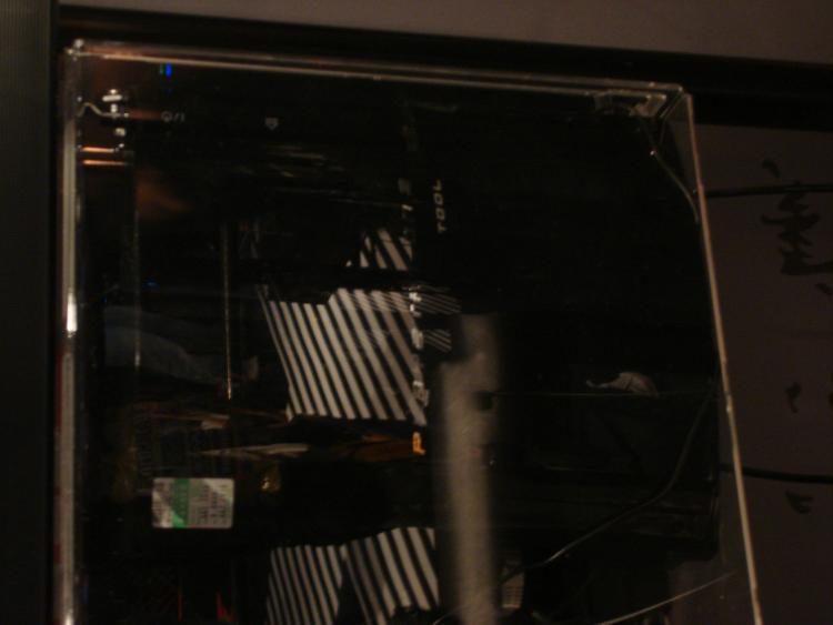 Hier seht ihr eine PlayStation Tool. Damit können noch nicht fertig entwickelte Spiele laufen. Die anderen waren alle abgeklebt. Soll also nicht so zu