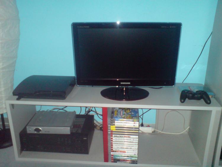 Ps3 Slim 120Gb
Samsung 21,6 Zoll Full HD Fernseher
Pioneer Verstärker
Logitech Wirless Controller
und Sat-Reciver