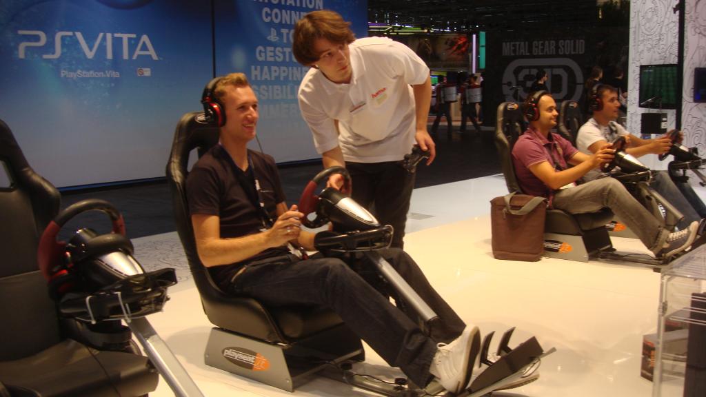 *haha* Da erklärt er ihm das noch und am Ende hat er zwei Mitarbeiter von Hama bei Gran Turismo voll angezogen. 18 Sekunden schneller als die.