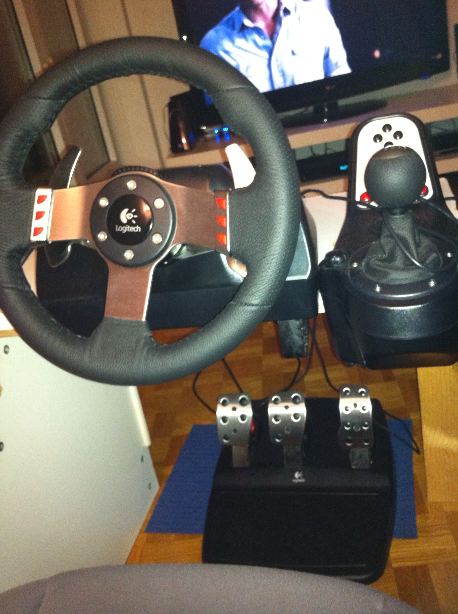 Logitech G27 Racing Wheel in Edelmetall und Leder für GT5.