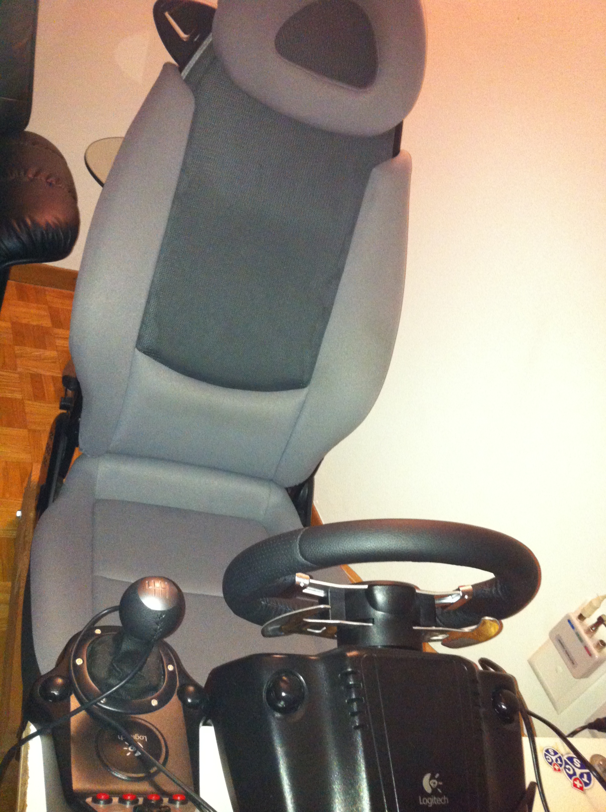 Originaler Smart-Autositz (verstellbar), mit Holzrahmemontur für Logitech G27 Racing Wheel.